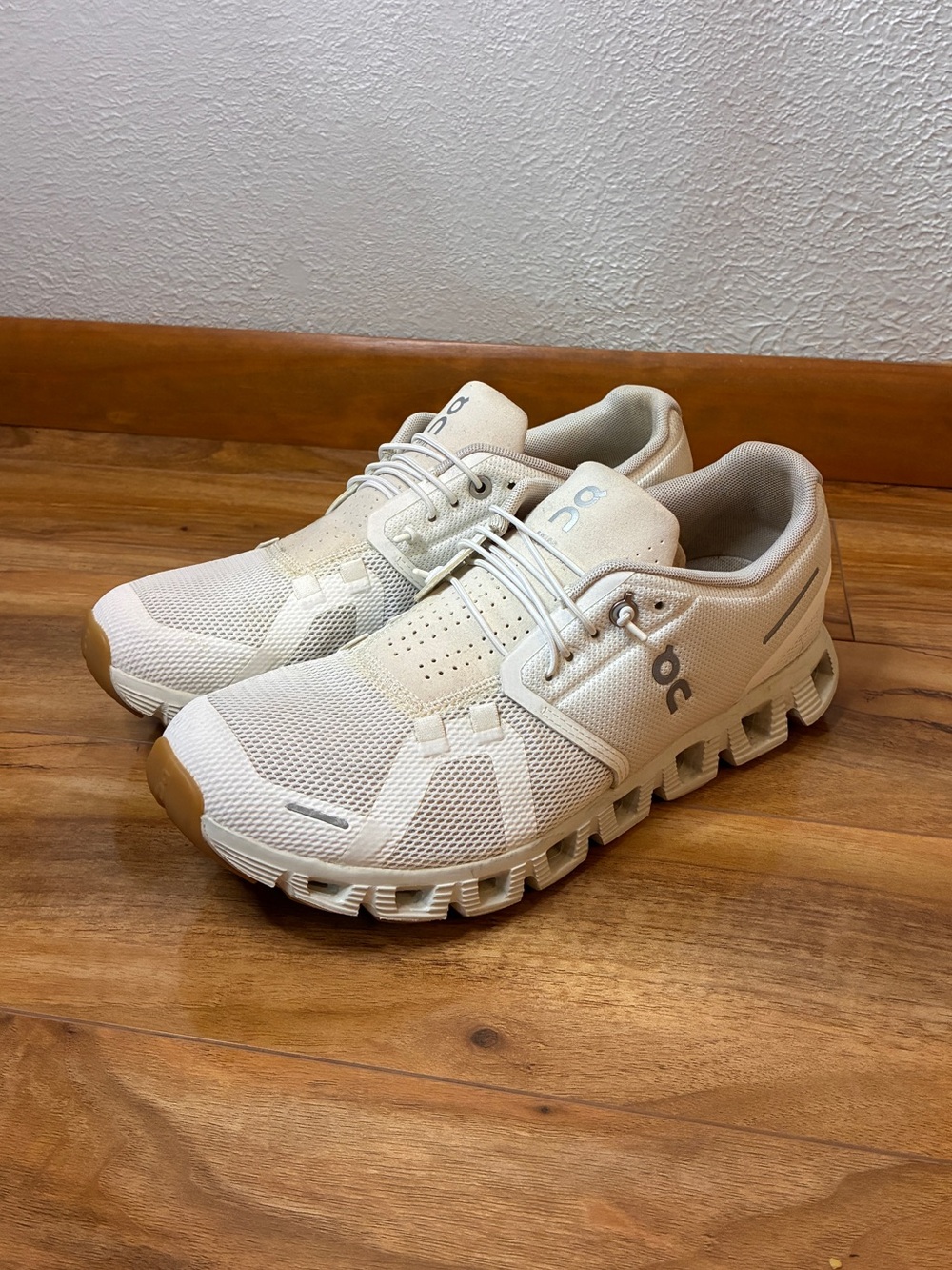 On Cloud 5 Women’s Athletic Running Sneaker Shoes, ivory- size 9